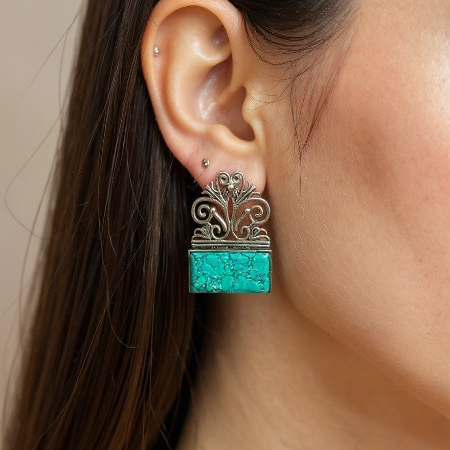 মাধুরী স্টেটমেন্ট ইয়ারিংস