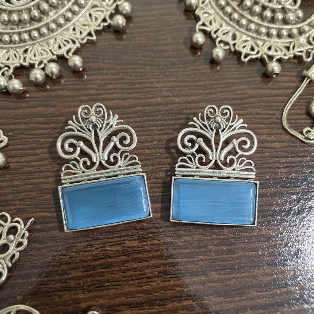 মাধুরী স্টেটমেন্ট ইয়ারিংস